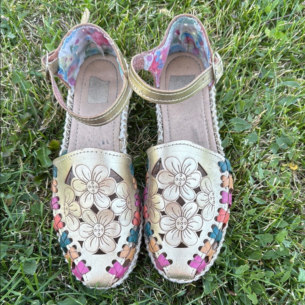 Cute Artsy Gold Mexican Huaraches Sandals with Perforated Floral Design